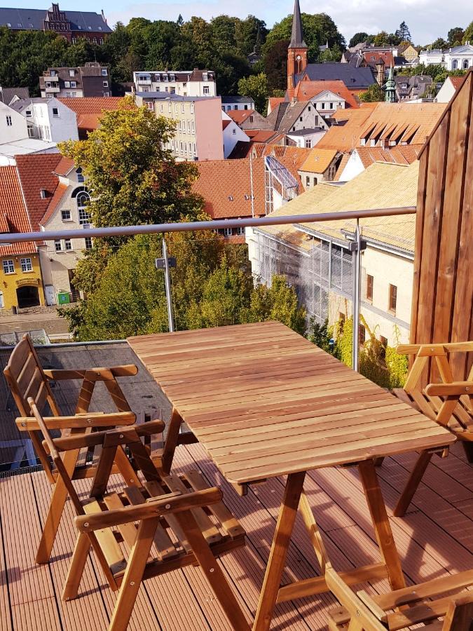 Hafenkoje mit Blick über Hafen und Altstadt Flensburg Exterior foto