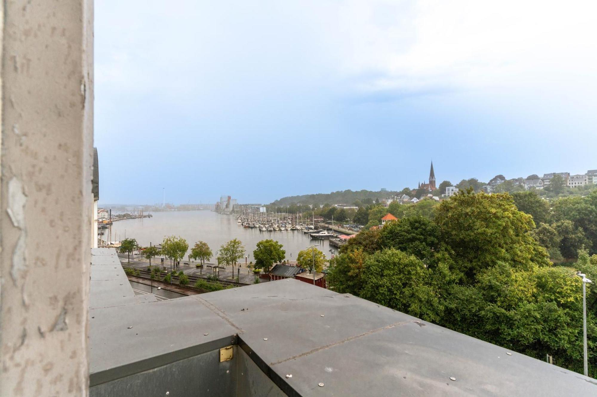 Hafenkoje mit Blick über Hafen und Altstadt Flensburg Exterior foto
